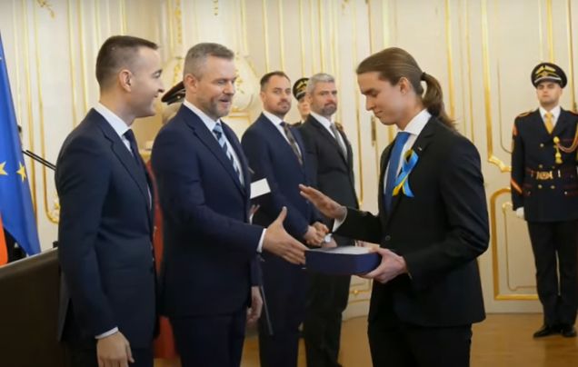 Nastolatek odmawia podania ręki prezydentowi Słowacji podczas ceremonii