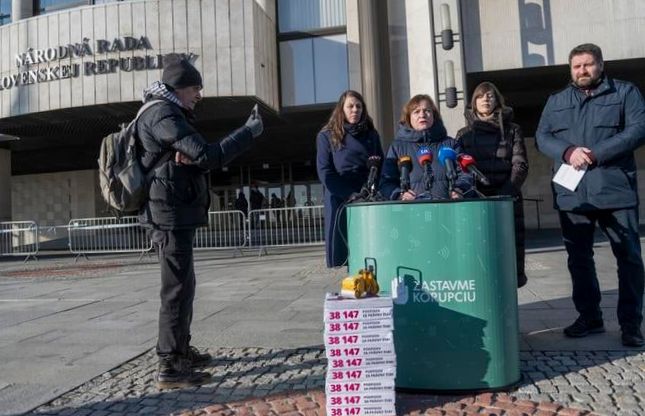 Organizacje społeczne mogą uniknąć nowego podatku od transakcji – jeśli działają szybko