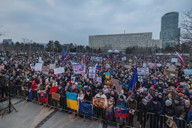 Przegląd wiadomości: Słowacy protestują w 50 miastach, do 45 000 osób gromadzi się w Bratysławie