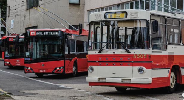 Przegląd wiadomości: Dyrektor Teatru Narodowego nazywa protest przeciwko proputinowskiej śpiewaczce 'prymitywnym'