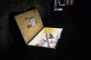 Wewnątrz zamku, który płonął, kruszył się i chronił miejscowych przed bombami – ale wciąż stoi do dziś