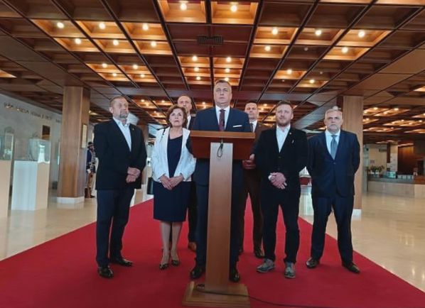Przegląd wiadomości: Chaos w parlamencie przysparza Fico problemów w Brukseli