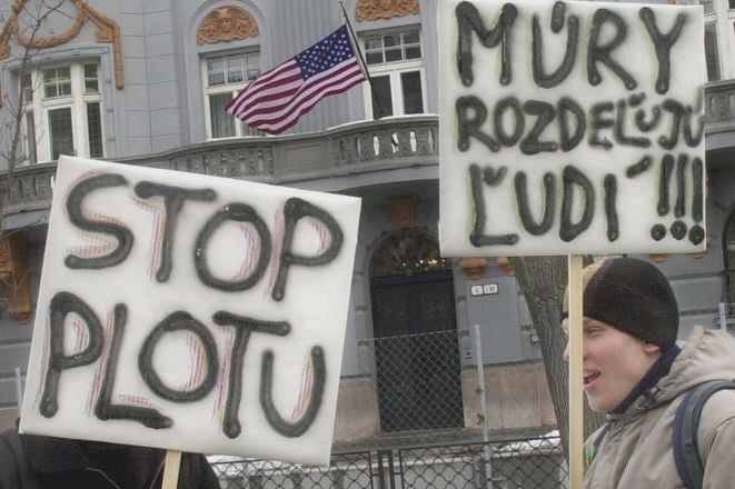 Bratysława zatwierdza przedłużenie najmu ambasady USA, pozostawiając niepopularne ogrodzenie w centrum miasta