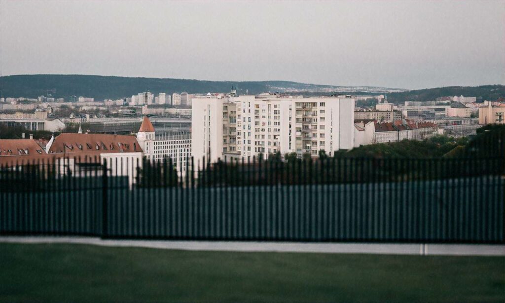 Bratysława zatwierdza przedłużenie najmu ambasady USA, pozostawiając niepopularne ogrodzenie w centrum miasta