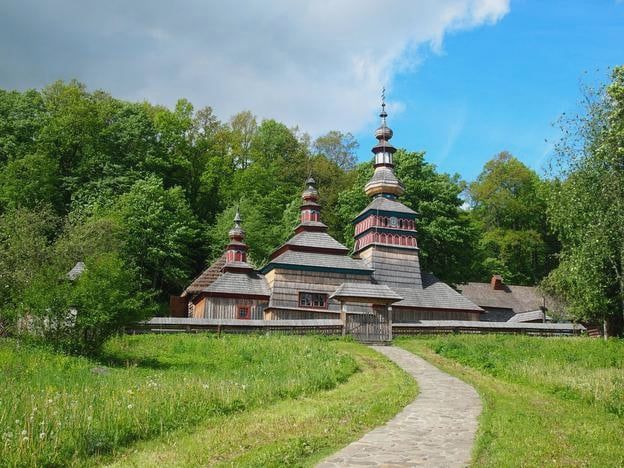 Gdzie ruiny szepczą, a ogrody kwitną: Odkrywając urok Humennego