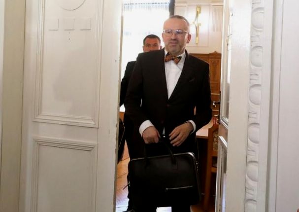 Przegląd wiadomości: Były szef SIS uniewinniony z zarzutów korupcji