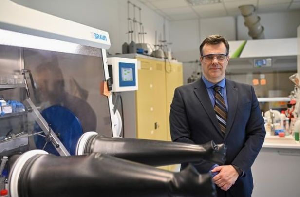 Słowacki chemik materiałowy zakłada prosperujące laboratorium po ponad 25 latach w USA