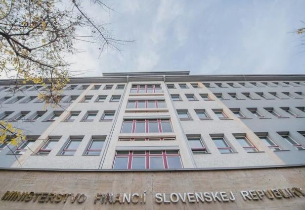 Przegląd wiadomości: Taryfy i podatki wprowadzają Słowację w spowolnienie