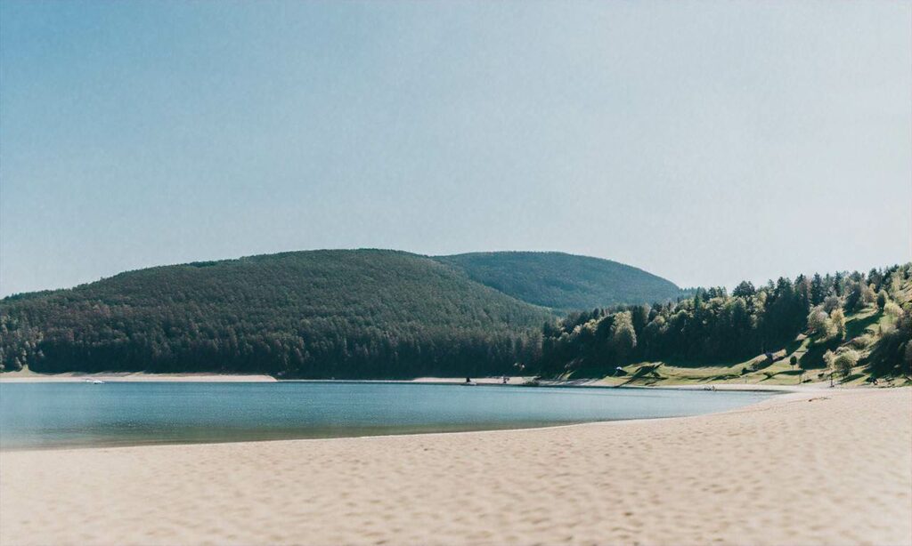 Słońce, piasek i Słowacja! Nowa plaża nad jeziorem otwarta w Liptowskim Mikulaszu