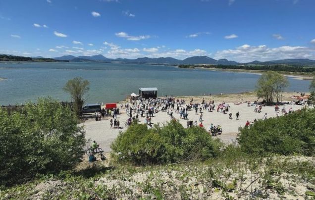 Słońce, piasek i Słowacja! Nowa plaża nad jeziorem otwarta w Liptowskim Mikulaszu