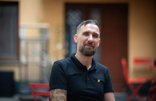 Po przeprowadzce bezdomny nadal spał na balkonie. Reintegracja to złożony proces