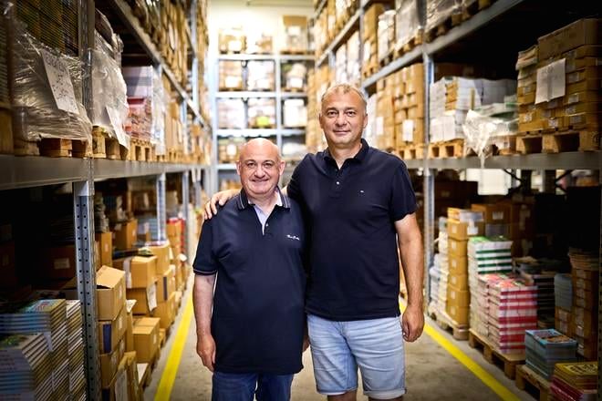 Zaczynał od sprzedaży czasopism na rowerze. Teraz sprzedaje 600 000 książek rocznie.