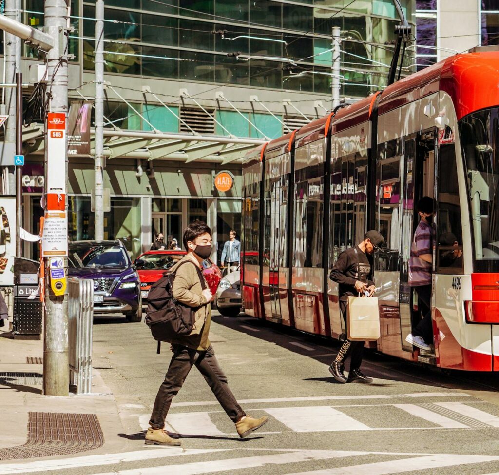 Mężczyzna z chodzikiem aresztowany po nękaniu pasażerów tramwaju
