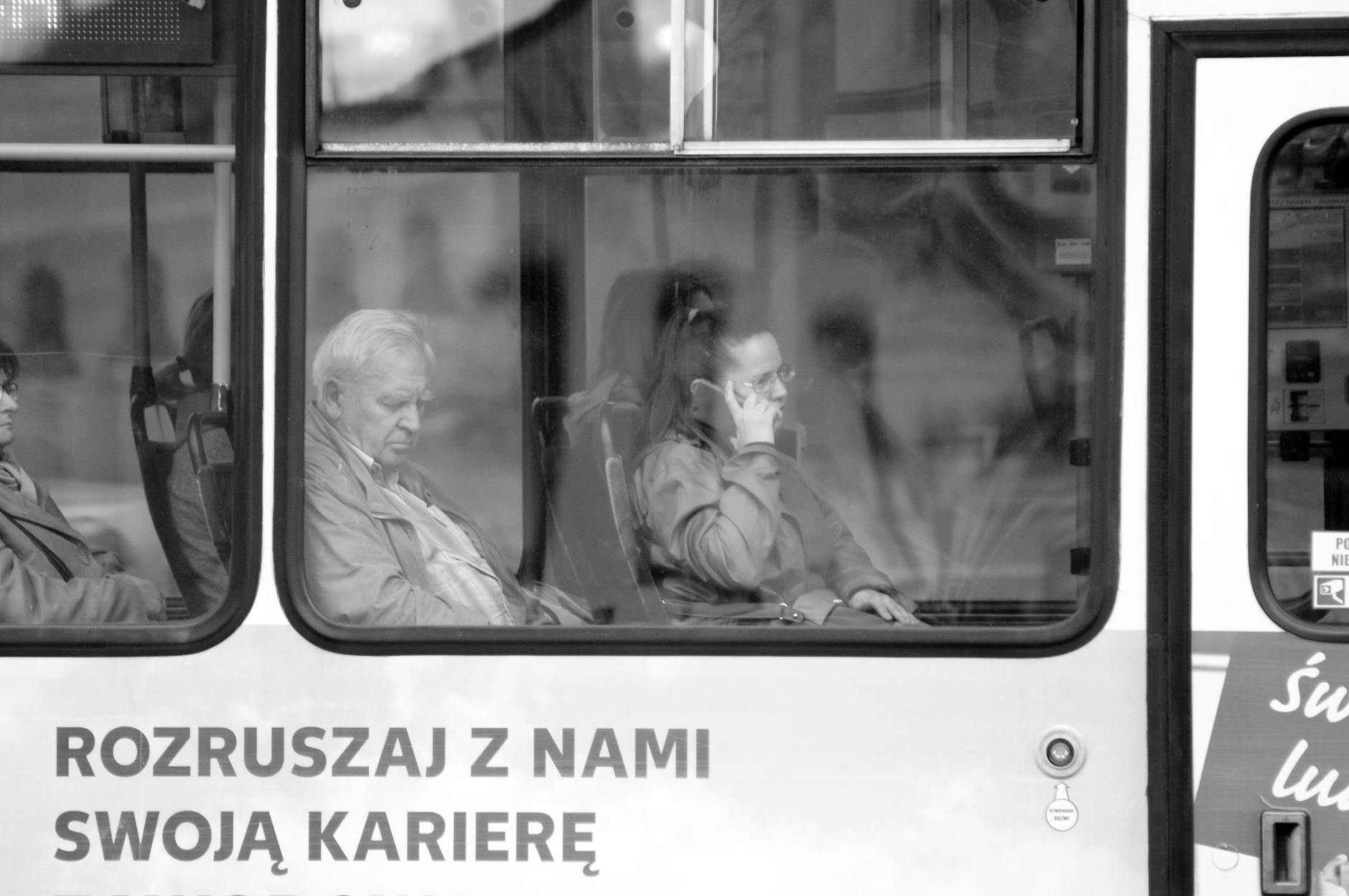 Mężczyzna z chodzikiem aresztowany po nękaniu pasażerów tramwaju