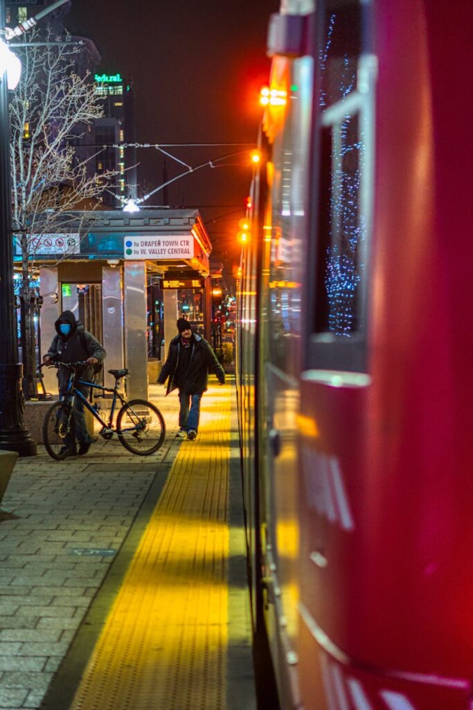 Mężczyzna z chodzikiem aresztowany po nękaniu pasażerów tramwaju