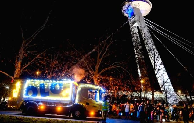 Nie tylko tramwaje i autobusy: świąteczna śmieciarka również rozświetla Bratysławę