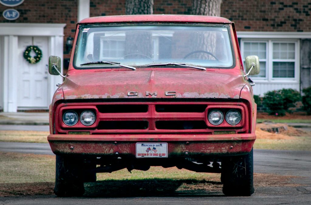 Nie tylko tramwaje i autobusy: świąteczna śmieciarka również rozświetla Bratysławę