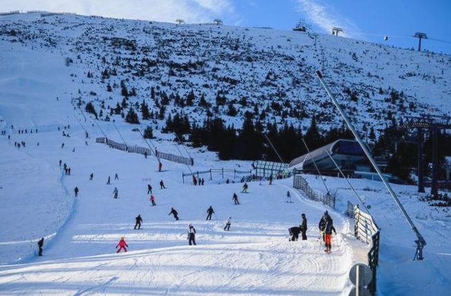 Omijanie kolejki czy sprytny trik? Narciarze zostawiają sprzęt, by zająć miejsce w Jasnej