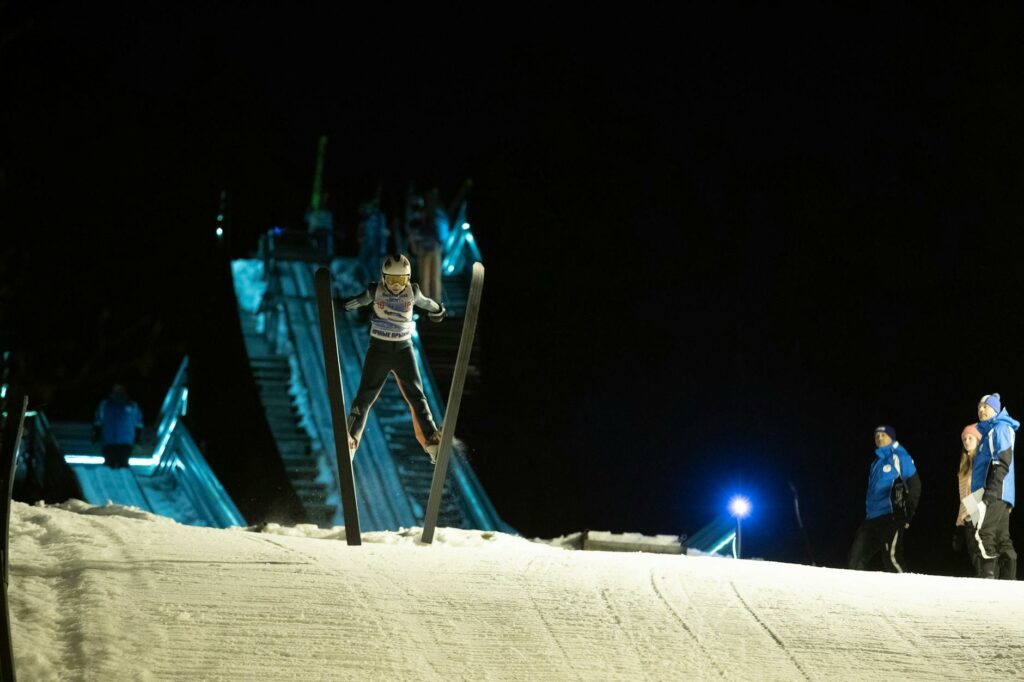 Omijanie kolejki czy sprytny trik? Narciarze zostawiają sprzęt, by zająć miejsce w Jasnej