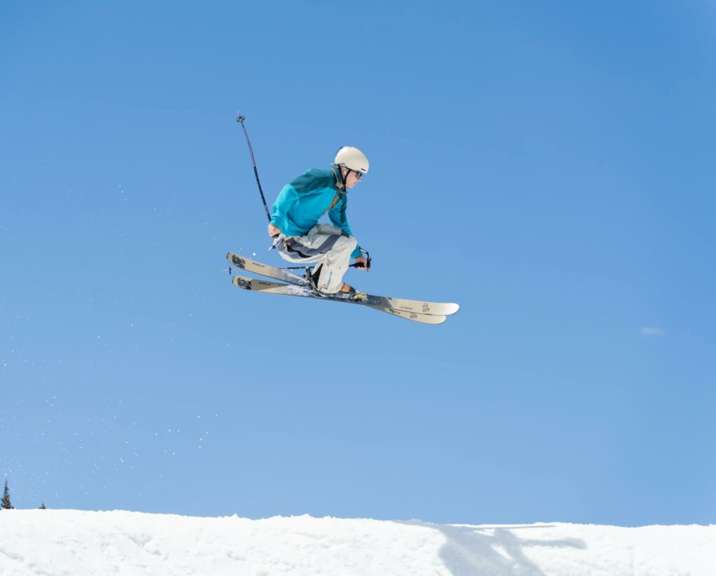Omijanie kolejki czy sprytny trik? Narciarze zostawiają sprzęt, by zająć miejsce w Jasnej