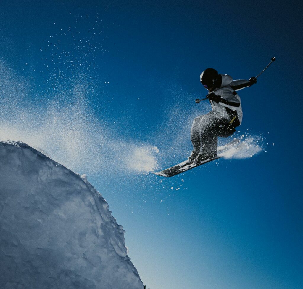 Omijanie kolejki czy sprytny trik? Narciarze zostawiają sprzęt, by zająć miejsce w Jasnej