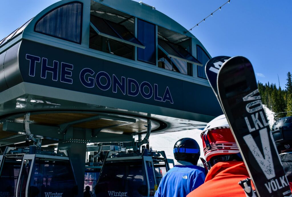 Omijanie kolejki czy sprytny trik? Narciarze zostawiają sprzęt, by zająć miejsce w Jasnej