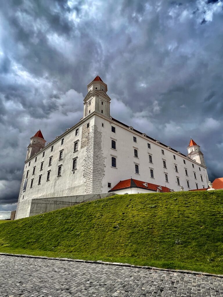 Tourist thieves foiled at Bratislava Castle after ‘umbrella distraction’ trick targeting 66-year-old woman